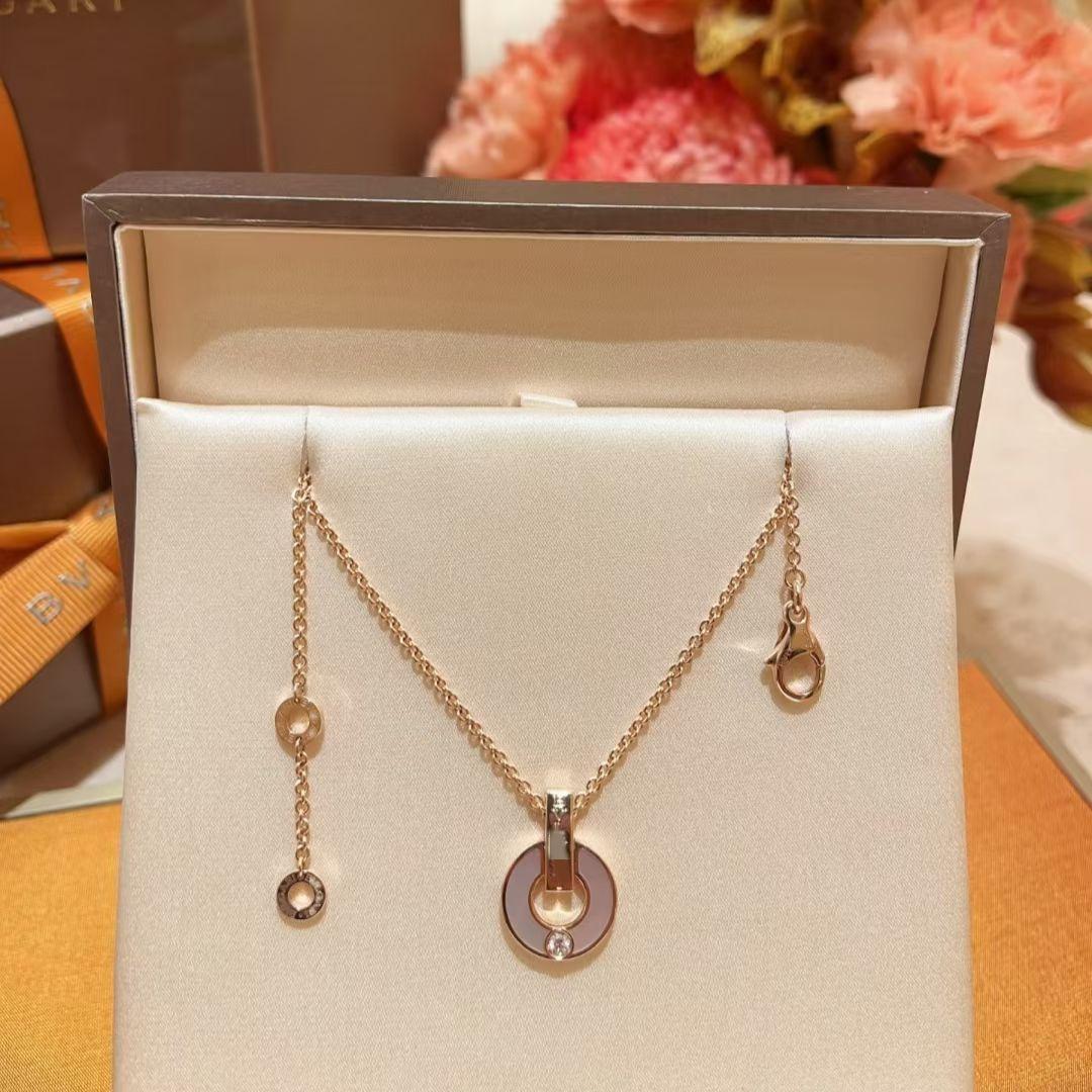 

Baojia Luxurious Diamond & Mother-of-Pearl Necklace - Good Luck V Gold Edition