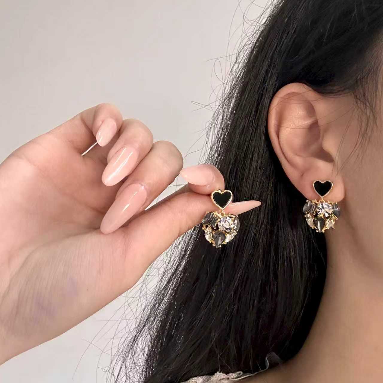 Exquisite black love stud earrings niche light luxury earrings unique and beautiful earrings