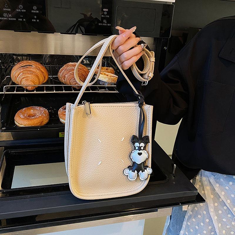 

Женская сумка с подвеской в виде щенка, новая популярная простая и универсальная модная текстурная на плечо, портативная сумка-ведро
