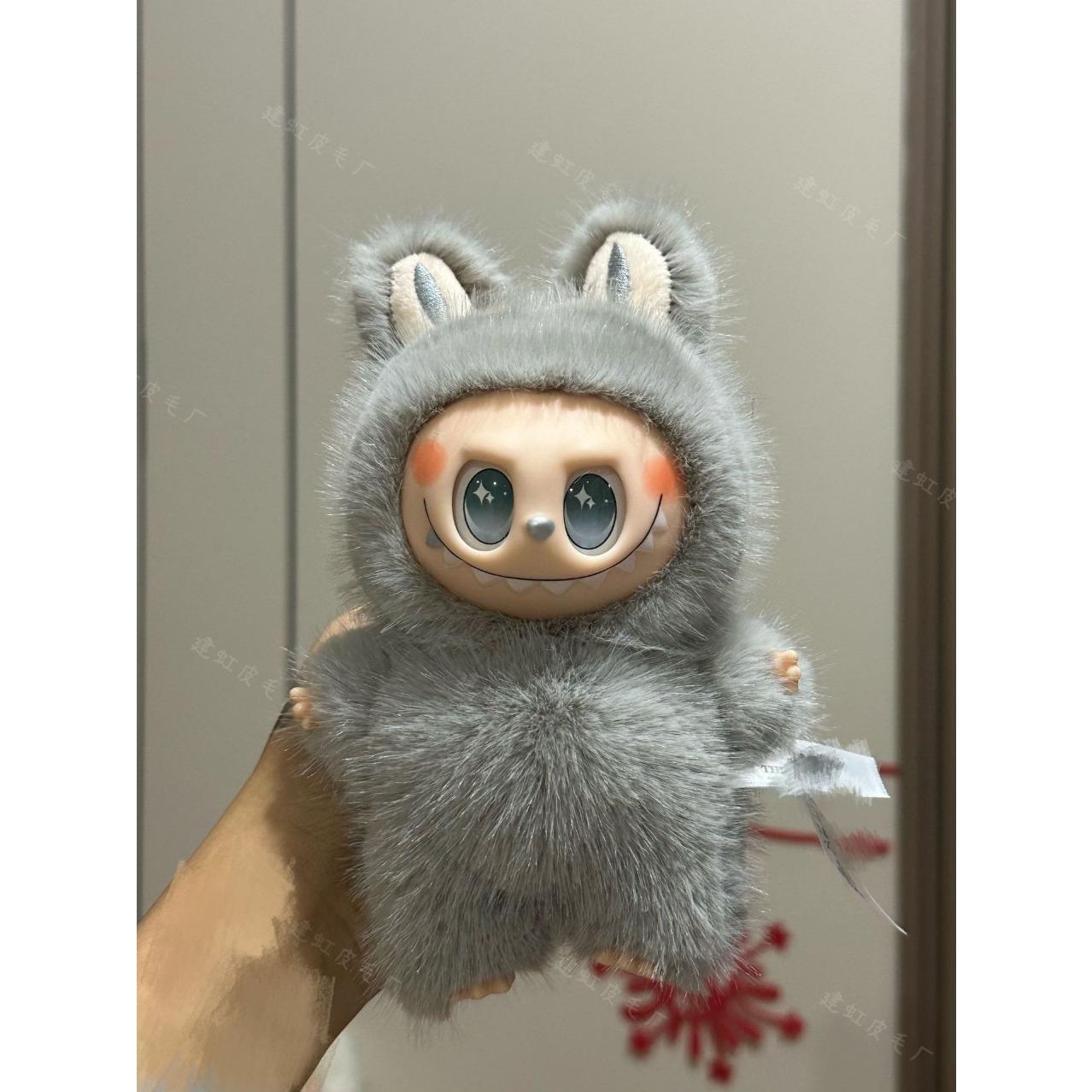 

Плюшевые игрушки Лабубу, модная и инновационная китайская версия с глазами-звездочками, глазами в форме сердца и глазами, создающими богатство, сделаны из виниловой ткани.