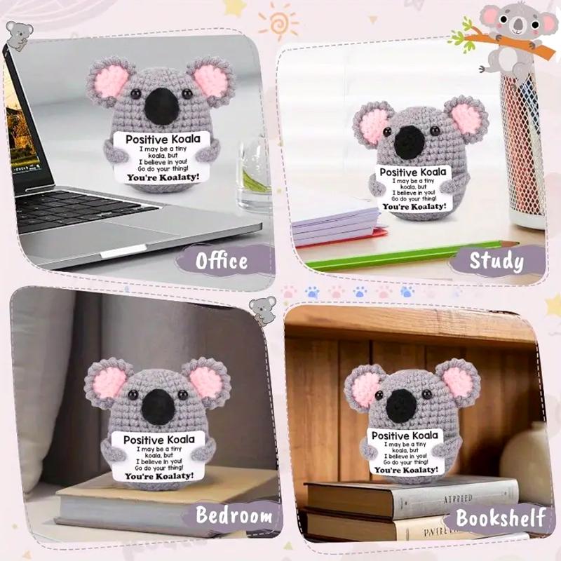 1 Stück Gehäkelter Koala Grau mit Inspirierender Botschaft Lustig & Niedlich Gestrickte Tiere Handgefertigt Positive Puppe Schreibtischornament