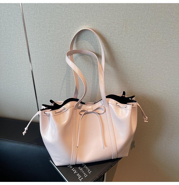 

Retro casual underarm bag women s 2025 new large-capacity fashionable one-shoulder bucket bag commuter tote bag trend