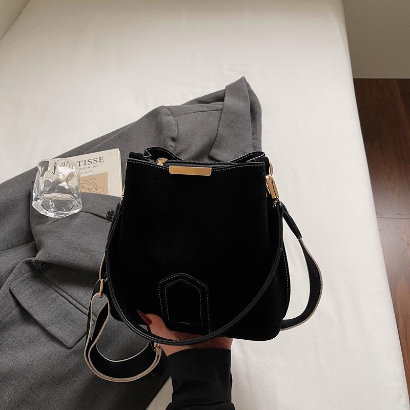 2026 Women s Color Block Crossbody Handbag: High-End Texture, Wide Strap, Single Shoulder Commute Bag чёрный