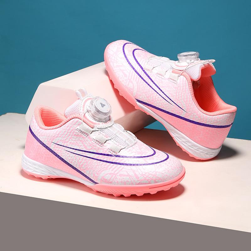 Men's and women's football shoes are non-slip and wear-resistant.