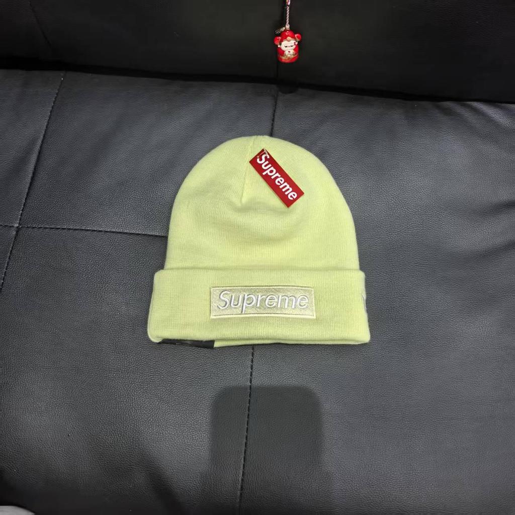 Stylové trendy unisex pletené čepice s nápisem pro podzim/zimu