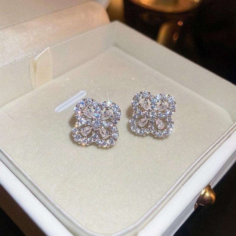 

Silver needle zircon lucky grass flower stud earrings niche design sense fashion exquisite earrings light luxury high sense earrings women