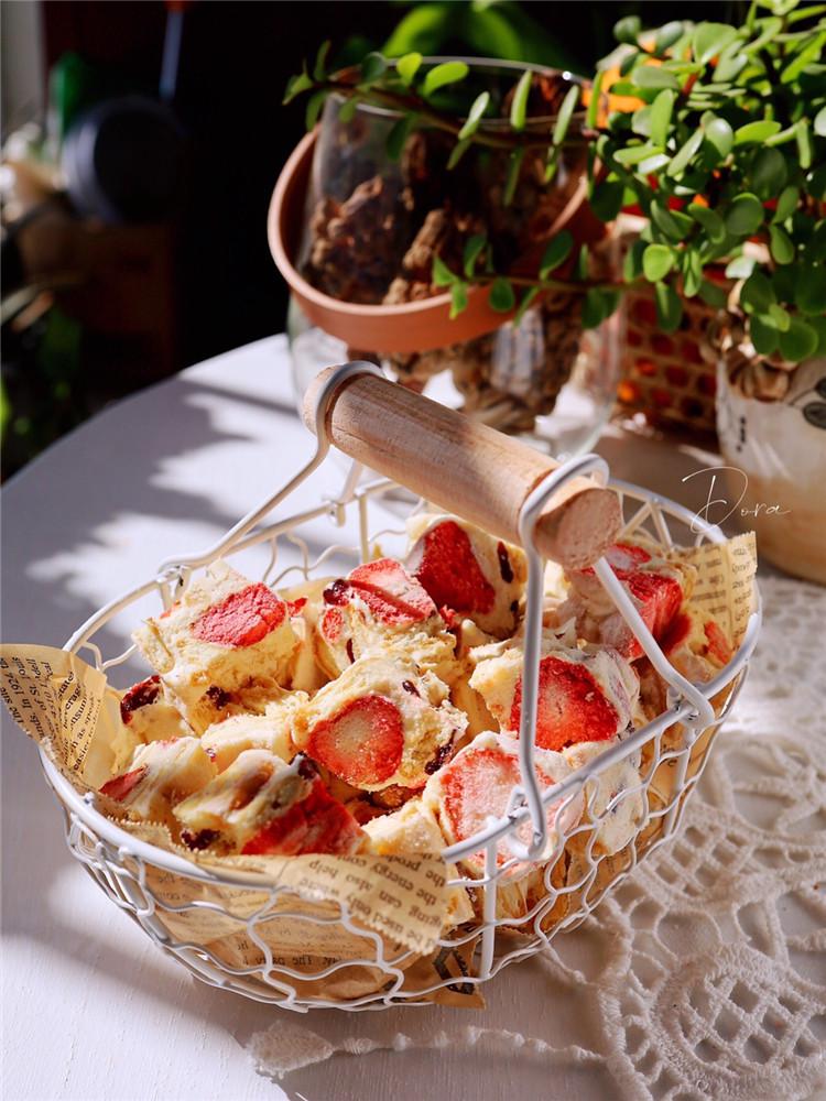 Small Wrought Iron Handle Picnic Basket for Picnics and Storage