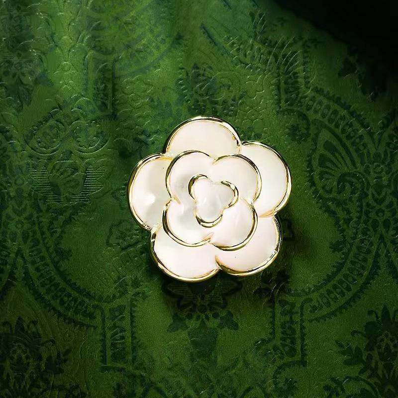 

High-end Black White Camellia Flower Brooches For Woman Men Mourning Corsage Pins Dress Shirt Clothing Accessories белый