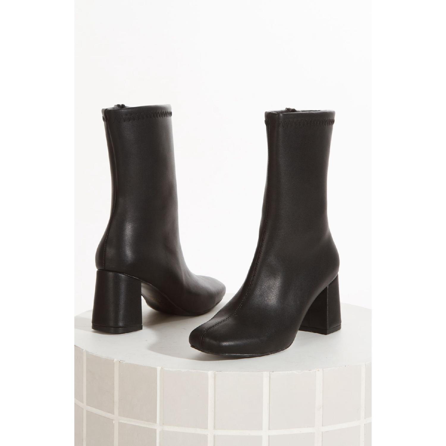 

Black Skin Different Stopped Blind Nose Heels Bot 40 чорний