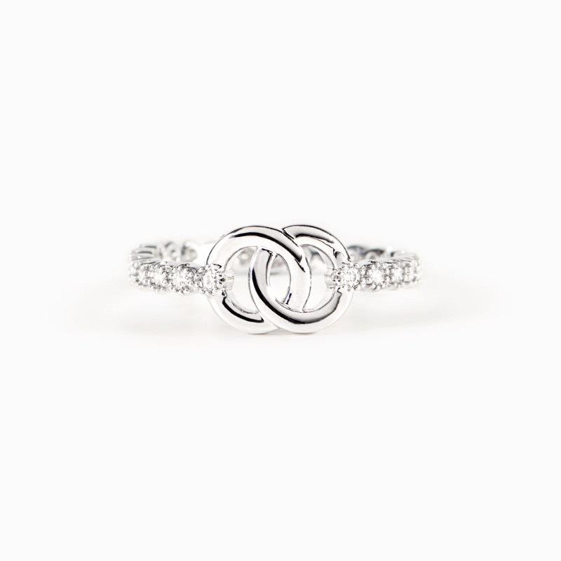 Elegant S925 Sterling Silver Zircon Ring - Women's Fashionable Interlocking Chain Design for Index Finger, European & American Style.