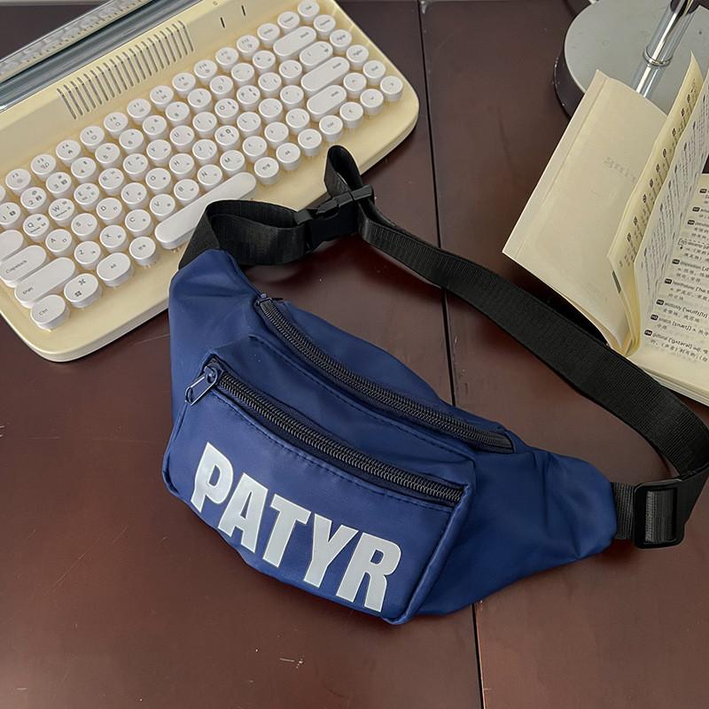 

Милая и универсальная детская нагрудная сумка черного, зеленого или розового цвета с забавной буквенной графикой синий