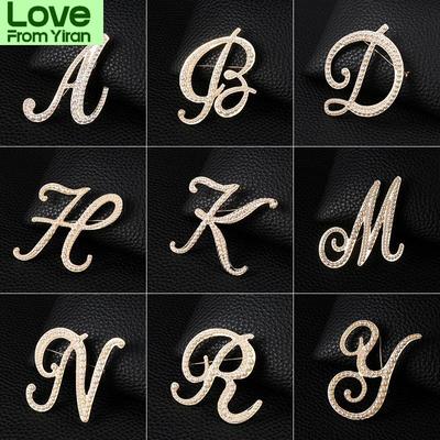Broches con iniciales y letras de perlas simuladas bañados en oro