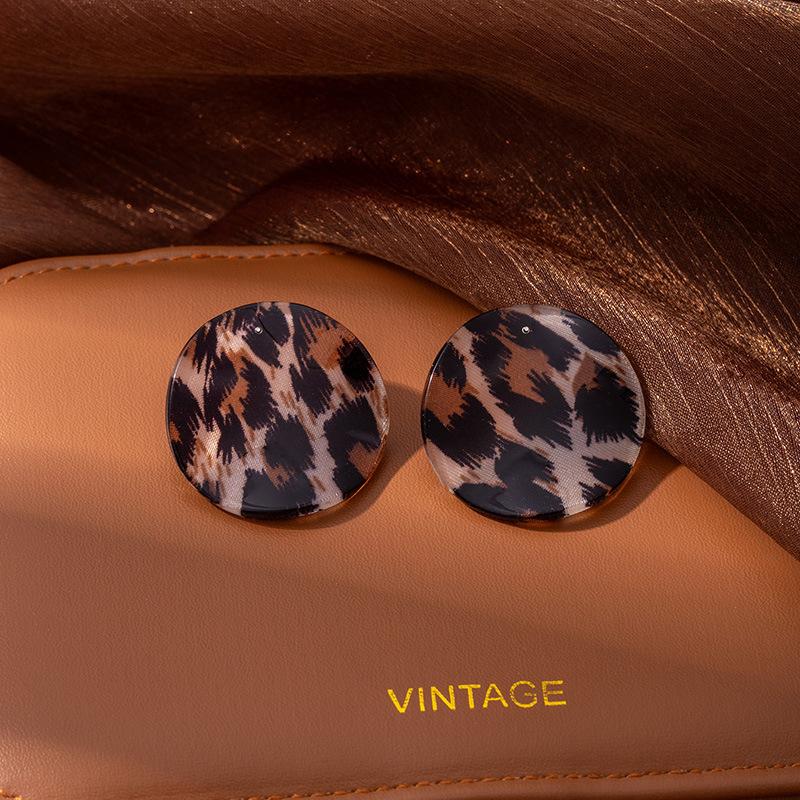 Orecchini Irregolari con Stampa Leopardo Design di Nicchia da Donna Senso Estetico Temperamento di Alta Gamma Stile Retrò Hong Kong Orecchini a Bottone Orecchini d'Atmosfera