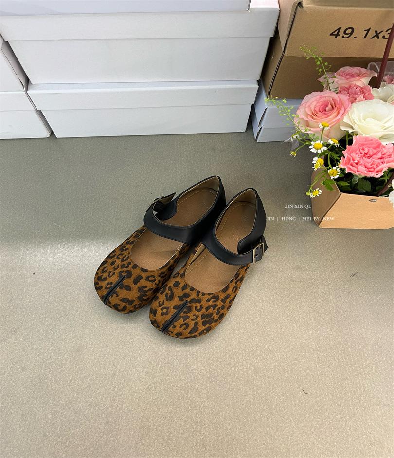 

French square head suede one-word buckle Mary Jane shoes women s 2025 spring and summer new comfortable flat pig s trotters 40 леопард друку кольору