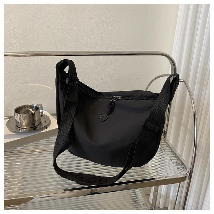 

Modern Simple Design Women s Nylon Shoulder Bag With Urban Chic Style And Smooth Zipper чёрный