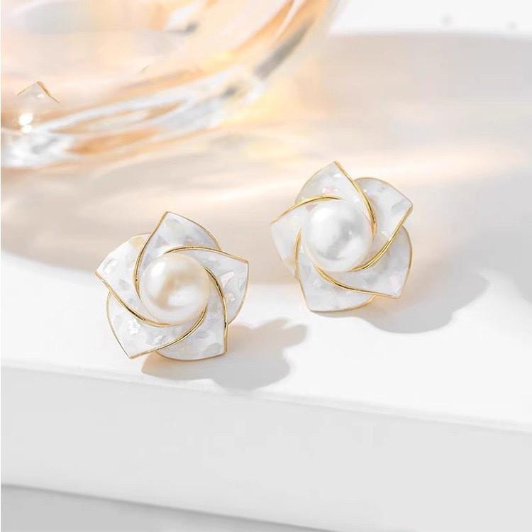 Elegant White Flower Shell Earrings Women's Temperament Niche Design Pearl Stud Earrings for Female Wedding Party Jewelry Gifts
