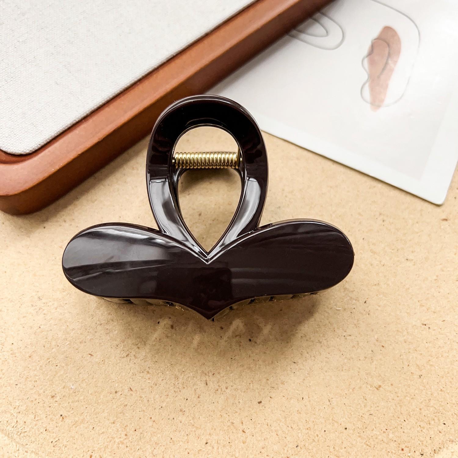 Elegant 2024 Heart Claw Clip for Women – New High-End Autumn/Winter Hair Accessory