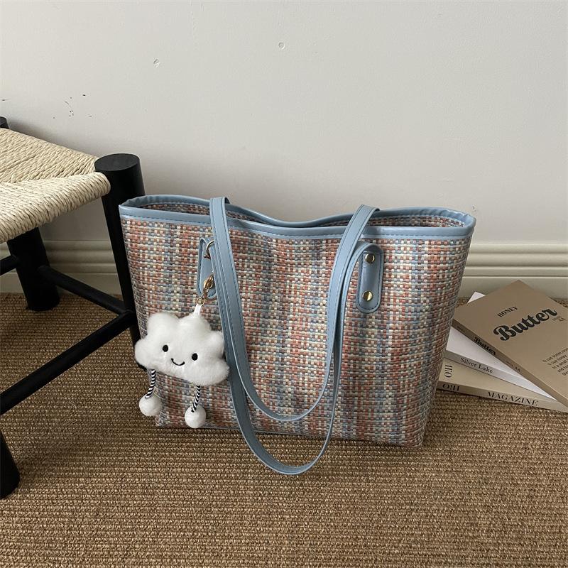 Fashionable and Stylish Color-matched Crossbody Bags Are Popular, Along with Tote Bag