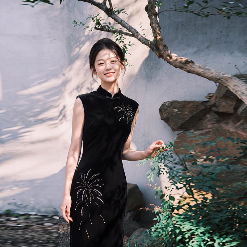 Embroidered black velvet sleeveless national style new Chinese autumn qipao, improved youth 1011 new style for women's sophistication