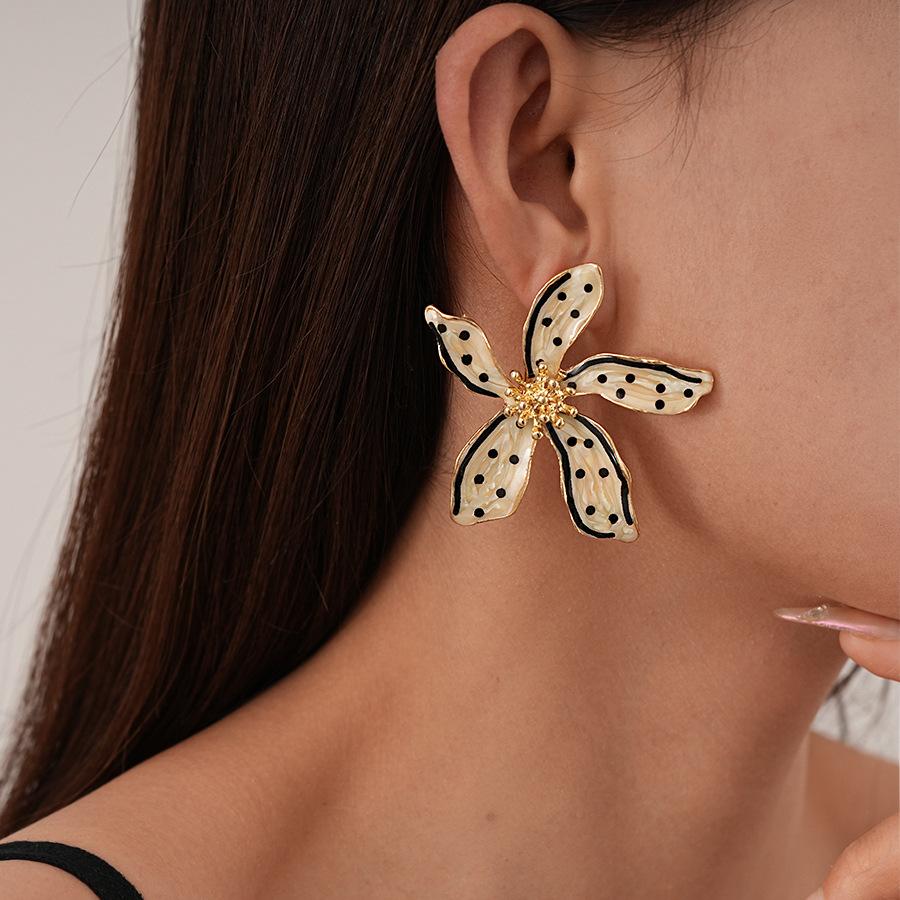 European and American dripping polka dots flower petals silver needles retro niche personality Internet celebrity earrings female