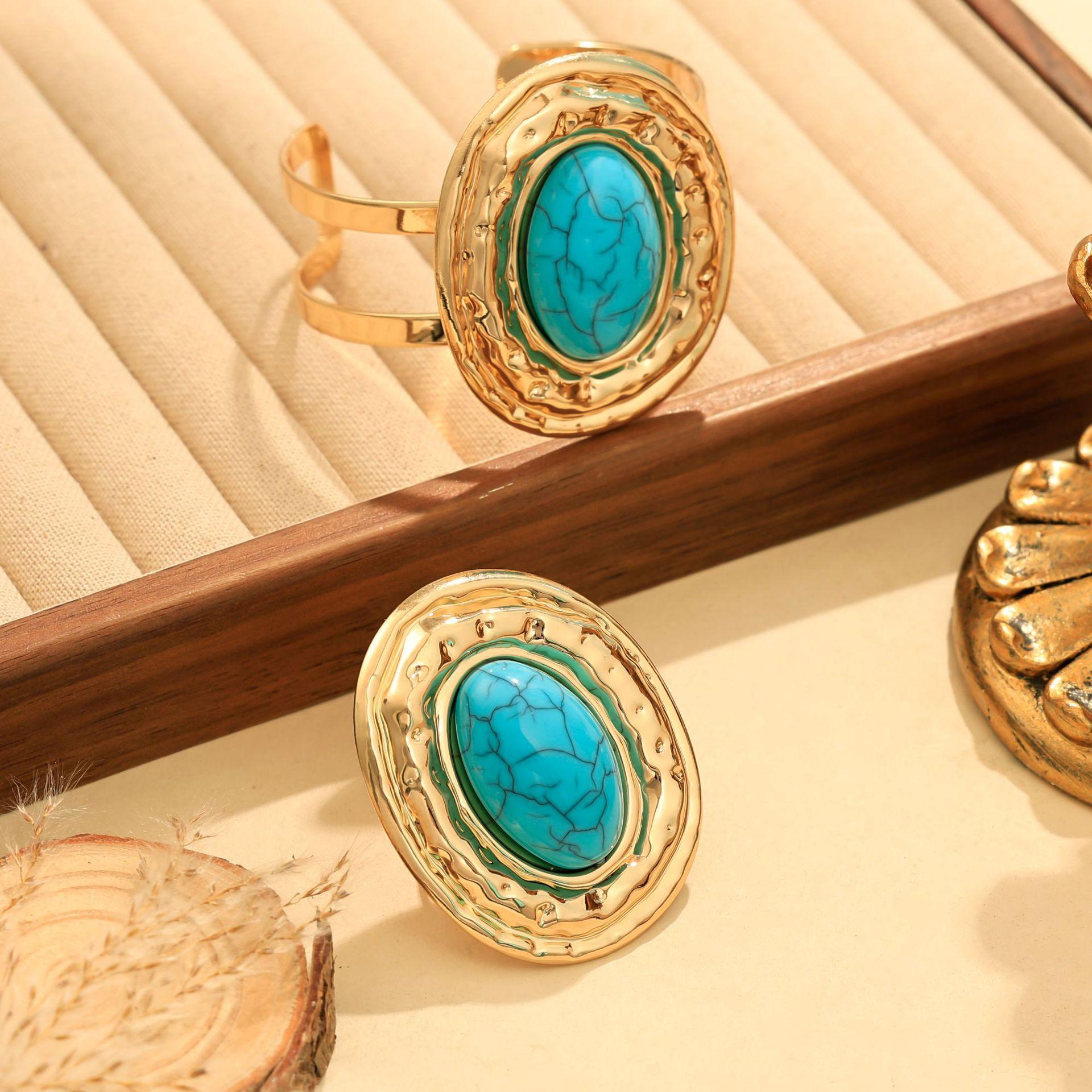 

Великолепный инкрустированный бирюзой набор браслета и кольца, женский преувеличенный ретро нишевый женский ювелирный набор