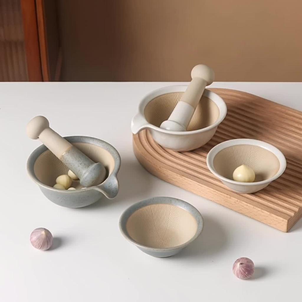 Un set di ciotole giapponesi in ceramica per macinare con un pestello, ideale per preparare la pasta di riso, adatto per utensili manuali da macinazione domestica.