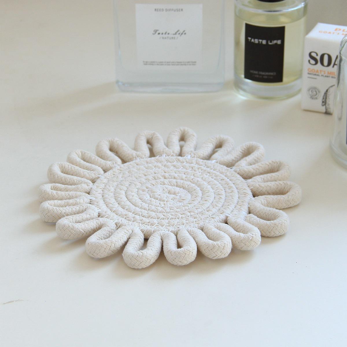 

Скандинавские плетеные вручную подставки под чашки в форме цветка из хлопковой веревки, подставки для стола, теплоизоляционные, жаростойкие коврики