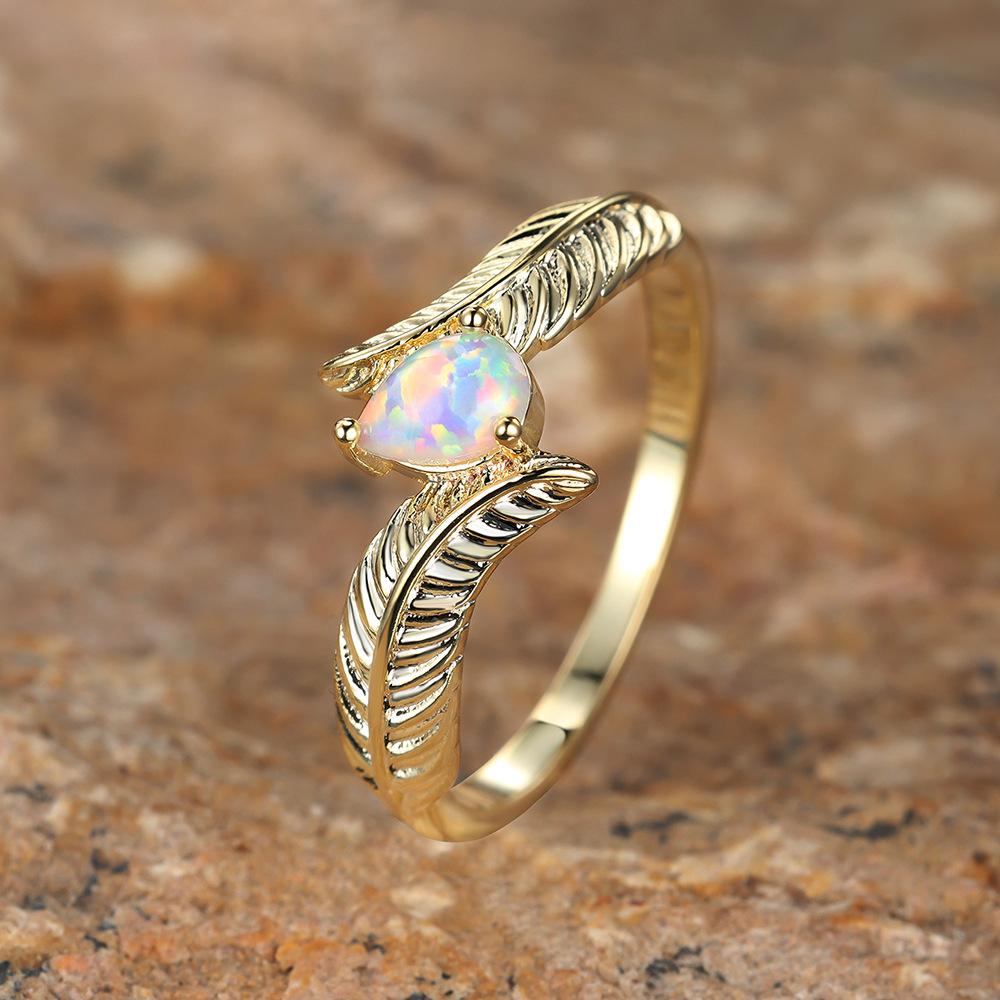 New Personalized Retro Style Gold Water Droplet Three Claw White Feather Womens Versatile Ring