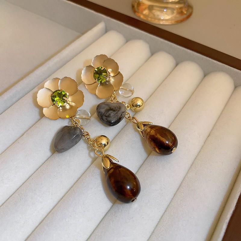 Vintage Silver Needle Zircon Earrings – Retro Luxury Court Style Studs.