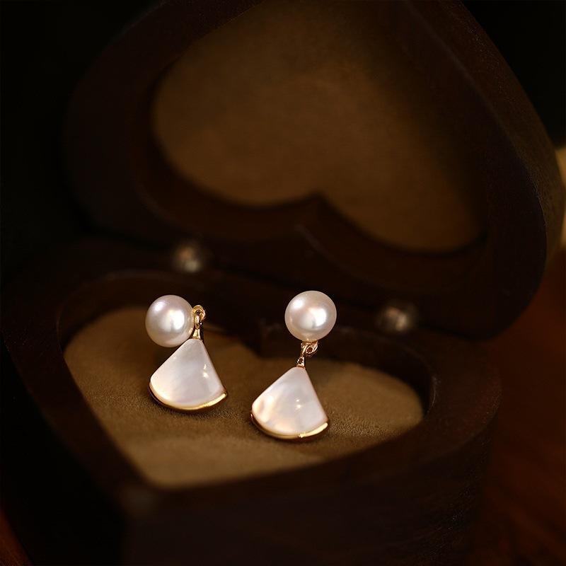 Fan-shaped Pearl Earrings, Niche Design Sense, Fashionable and Simple Stud Earrings, Women's Earrings.