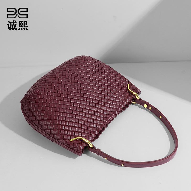 2025 autumn and winter new personalized women's bags, hand-woven bags, large-capacity trendy shoulder bags, textured and fashionable underarm bags