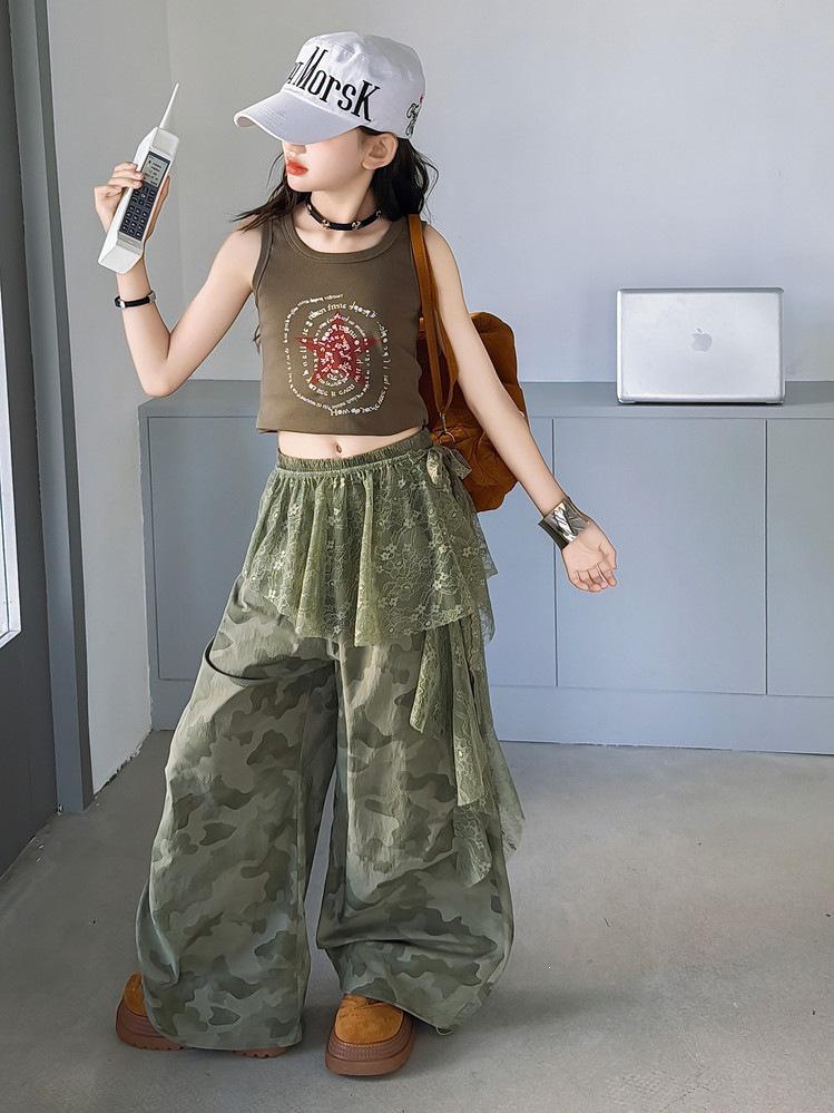Dívčí americký styl: Vesta a široké kalhoty s maskáčovým vzorem - Trendy letní outfit pro street dance s krajkovým přehozem.