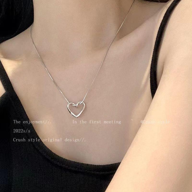 Niche hollow love necklace female minimalist design pendant collarbone chain simple elegance gentle fairy