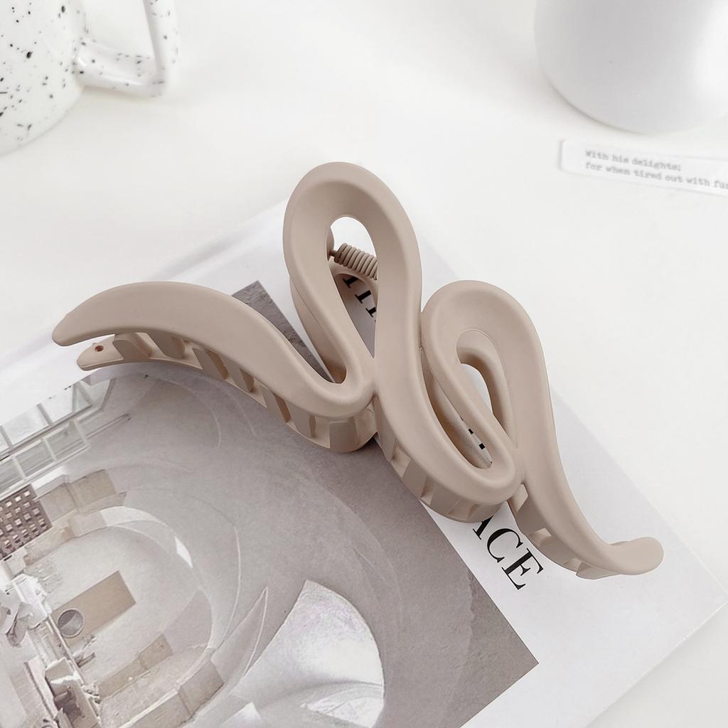 Einfarbige, gewellte Haarklammern aus Acryl mit gefrostetem Muster für Frauen, einfache, vielseitige Haifischklammer für den Hinterkopf, Haarschmuck mit französischem Temperament