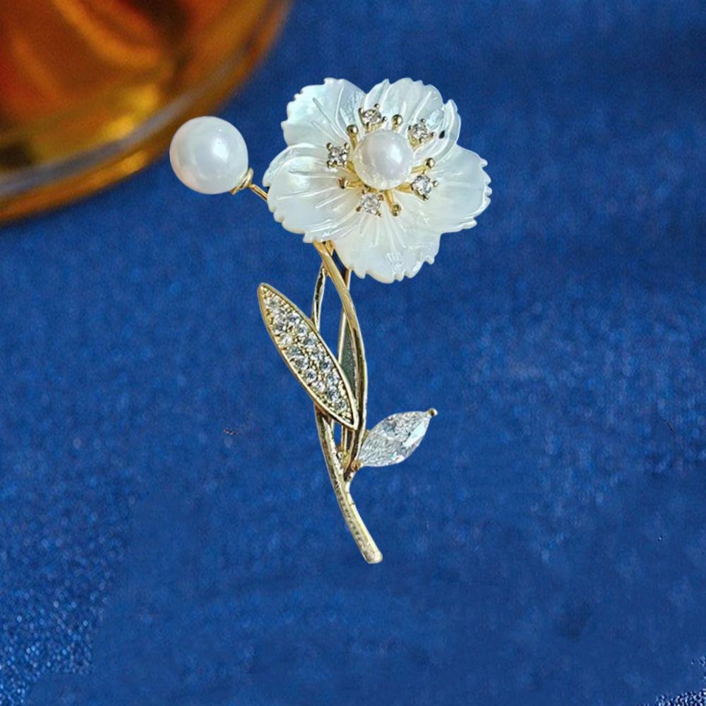 

Натуральная ракушка Цветочная брошь Высококачественный элегантный цветочный корсаж Универсальные высококачественные аксессуары для одежды