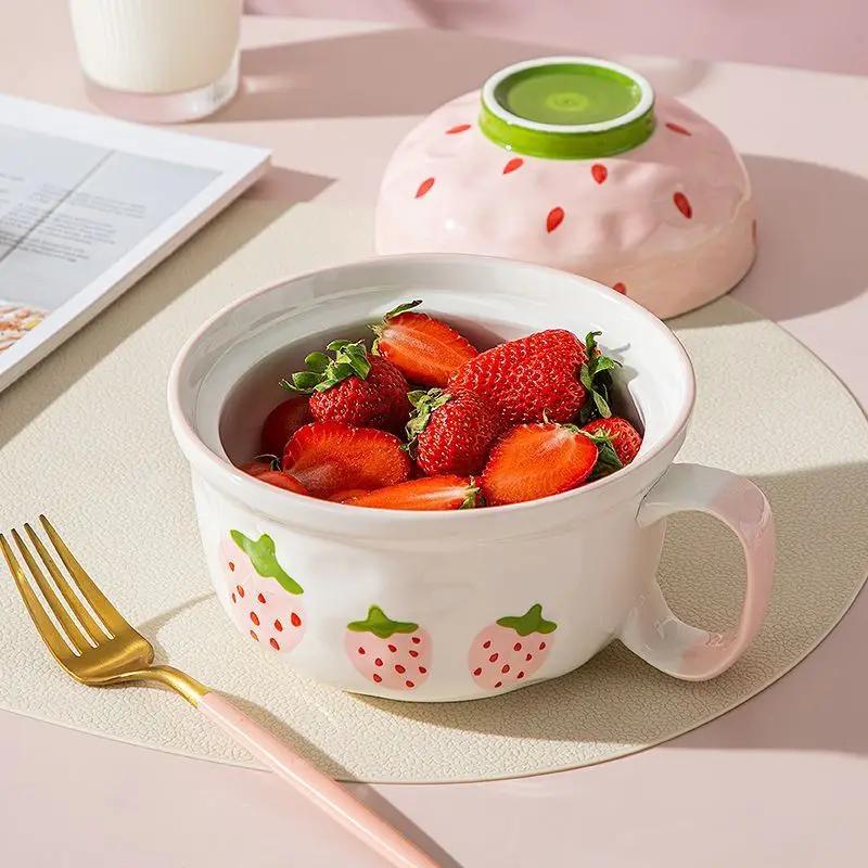 Kawaii Erdbeer-Ramen-Schüssel mit Deckel Keramik Niedlich Obst Suppe Salat Instant-Nudeln Große Schüssel Haushaltsküche Geschirr 700ml