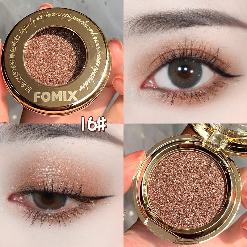 Dreidimensionale, perlmuttartige Lidschattenpalette in Einzelfarbe in flüssigem Gold, schimmerndes Make-up in Kartoffelpüree-Optik