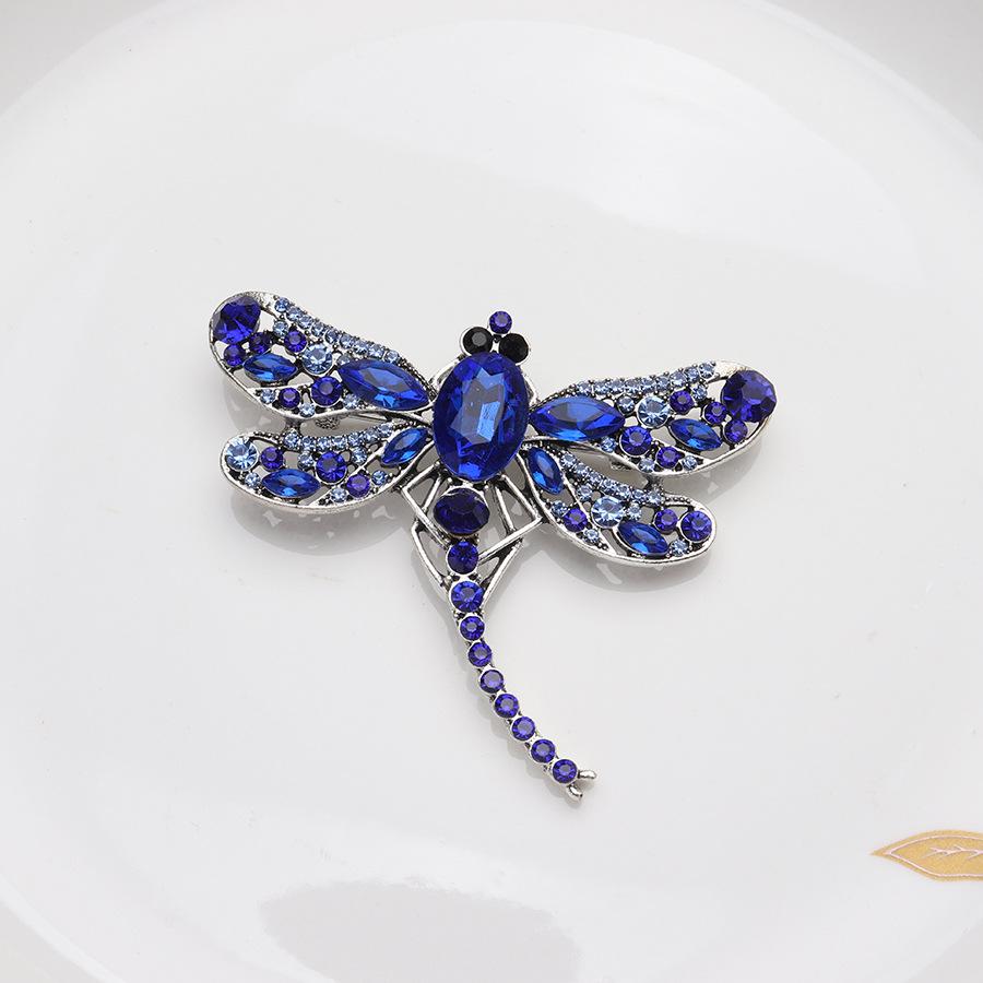 

Брошь-стрекоза с черными, синими, зелеными кристаллами и бриллиантовой булавкой-бабочкой для шелковых шарфов.