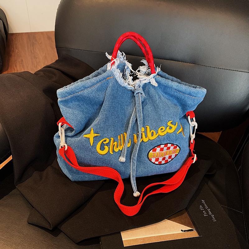 

Casual Embroidery Women Denim Shoulder Bags Large Capacity Ladies Commuter Tote Handbags Students Girls Drawstring Crossbody Bag світло-синій колір