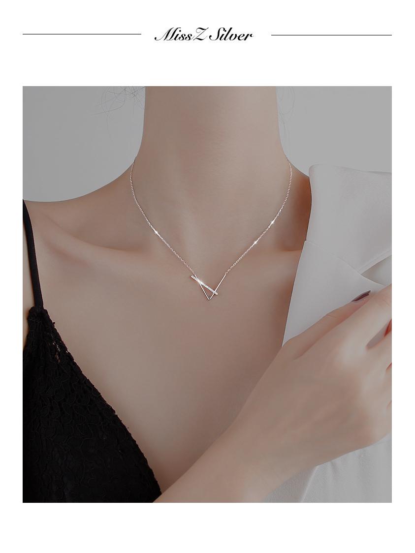 

Trendy V-Shaped Titanium Steel Clavicle Necklace for Women – Cool, Simple, and Fashionable Design. серебряный