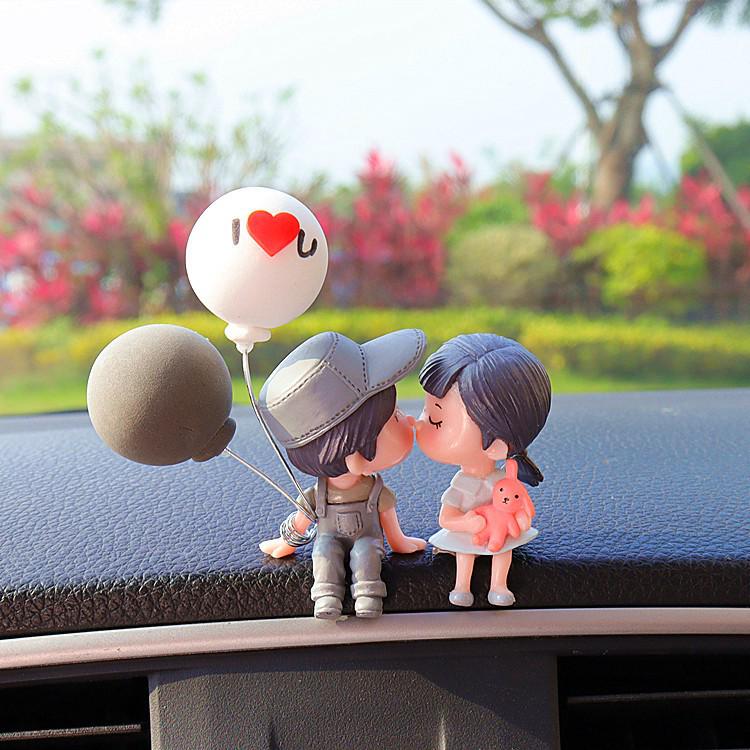 Adorable Kissing Couple Car Ornaments - Cute Interior Decorations for Cars