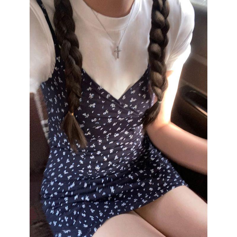 

Молодежная летняя юбка в K-стиле с мелким цветочным принтом, V-образным вырезом и бретелями. White T S