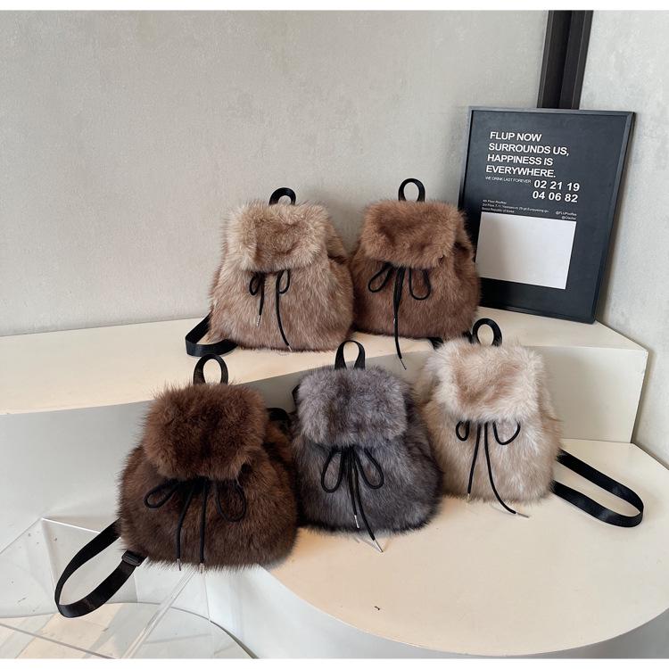 Pluszowy plecak: Modny styl jesienno-zimowy, casualowy i wszechstronny, wysokiej klasy puszysty design o dużej pojemności