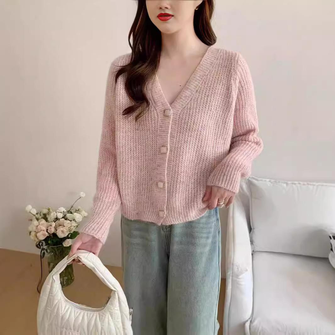 

2025 autumn and winter new color segment dyed broken point knitted cardigan women s lazy wind soft waxy v-neck loose sweater jacket one size fits all рожевий