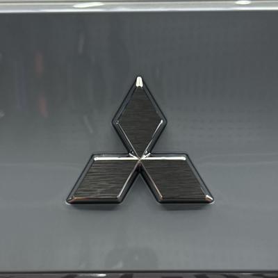 Mitsubishi Outlander PHEV Zadní emblém Vlastní sedadlo Vlasová linie Zadní emblém