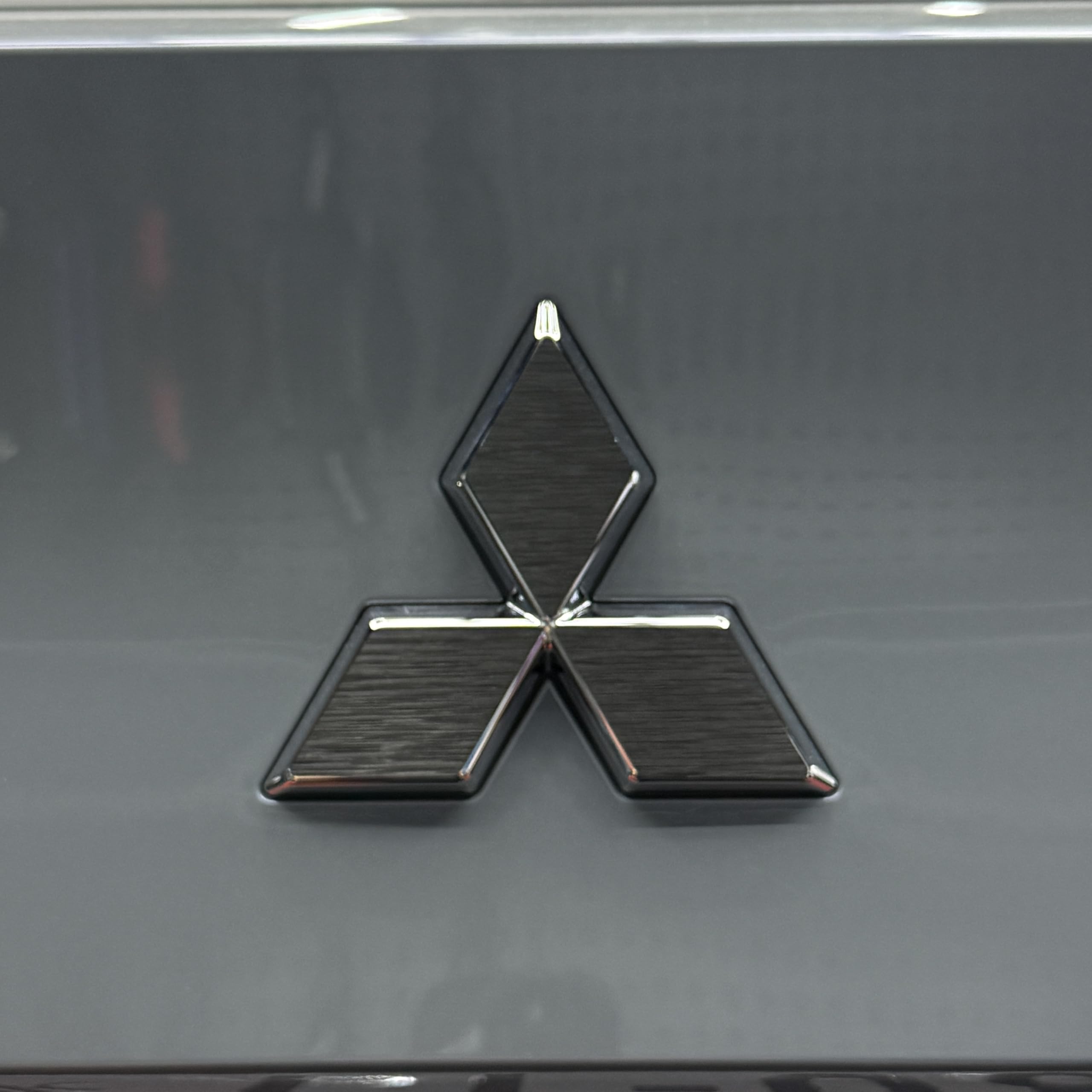 

Задняя эмблема Mitsubishi Outlander PHEV, Задняя эмблема с кастомным сиденьем и волосяной линией rear