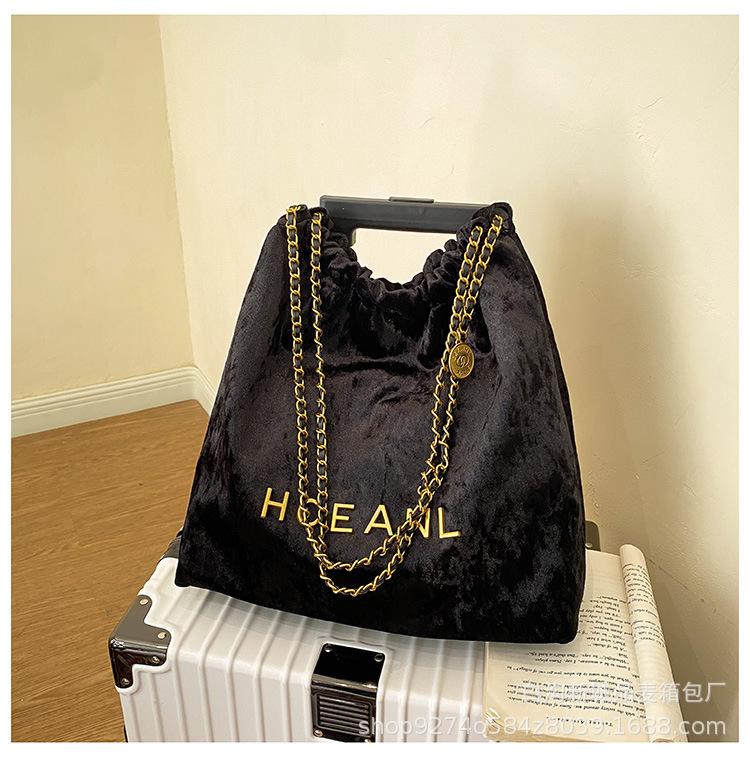 

Large capacity velvet light luxury bag women s 2025 new autumn and winter commuter bag fashionable versatile chain shoulder tote bag чёрный