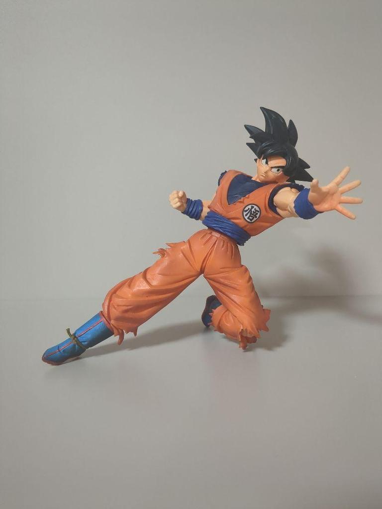 [USED] Dragon Ball Son Goku figure with bonus Vegeta figure (no base)