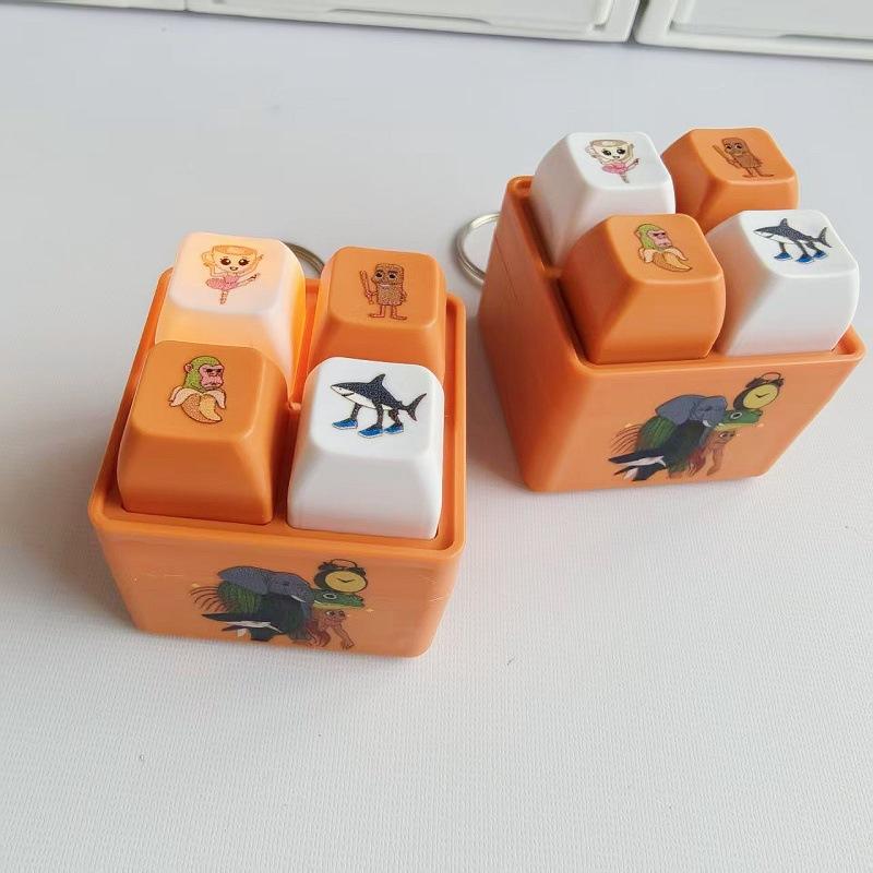 Italienische Gehirnfäule 4-Tasten Tastatur Fidget Spielzeug Tungtungtung Sahur Ton- und Lichtspielzeug Schlüsselanhänger zur Stressbewältigung Büro Schlüsselanhänger