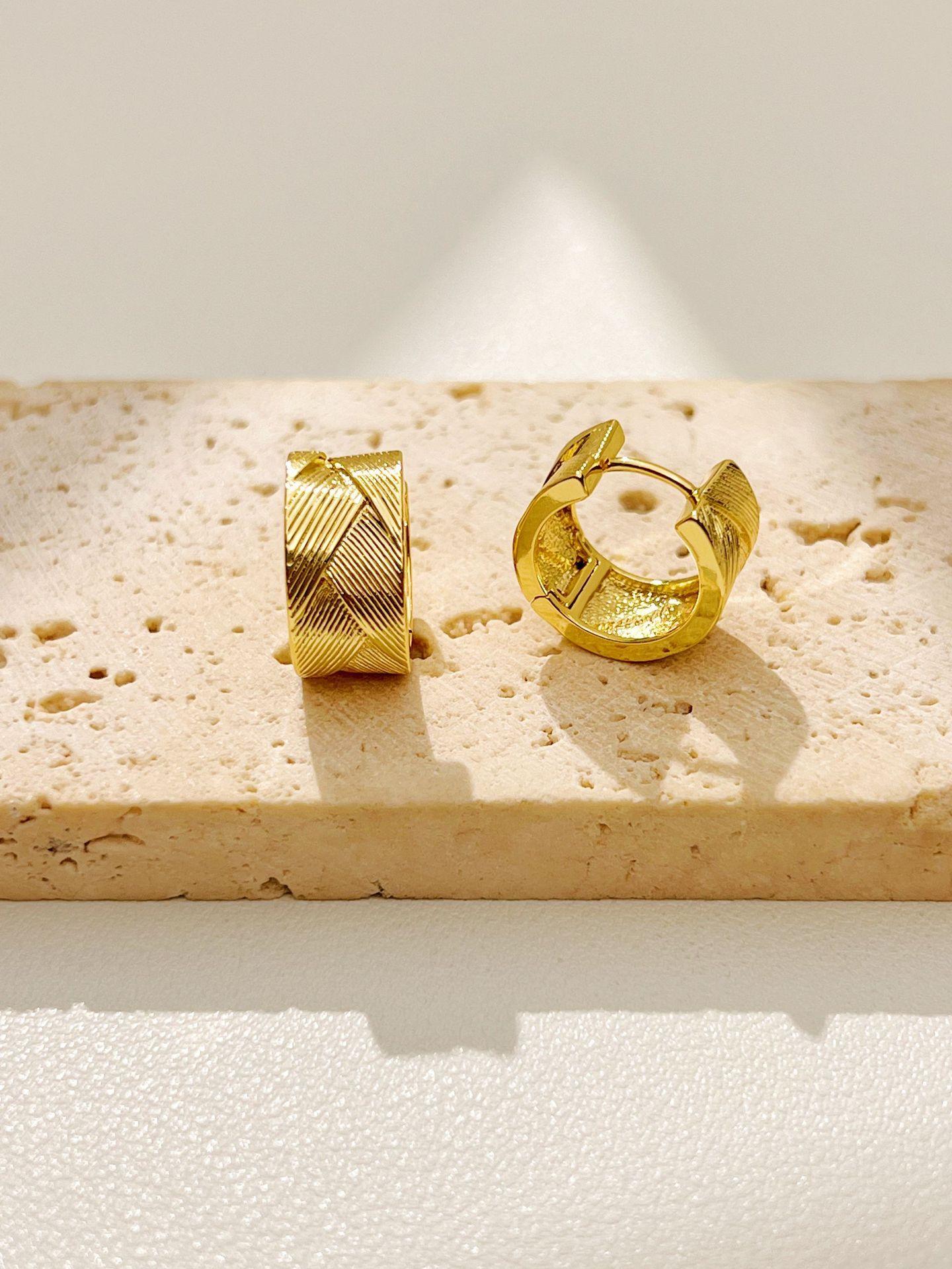 Round Brass Ear Buckles Are Fashionable, Light and Luxurious commuter Accessories золотой